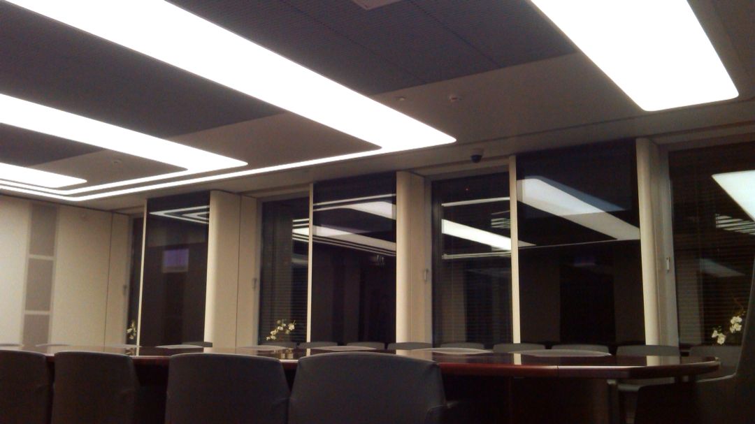 Широкоформатные LED-панели в конференц-зале